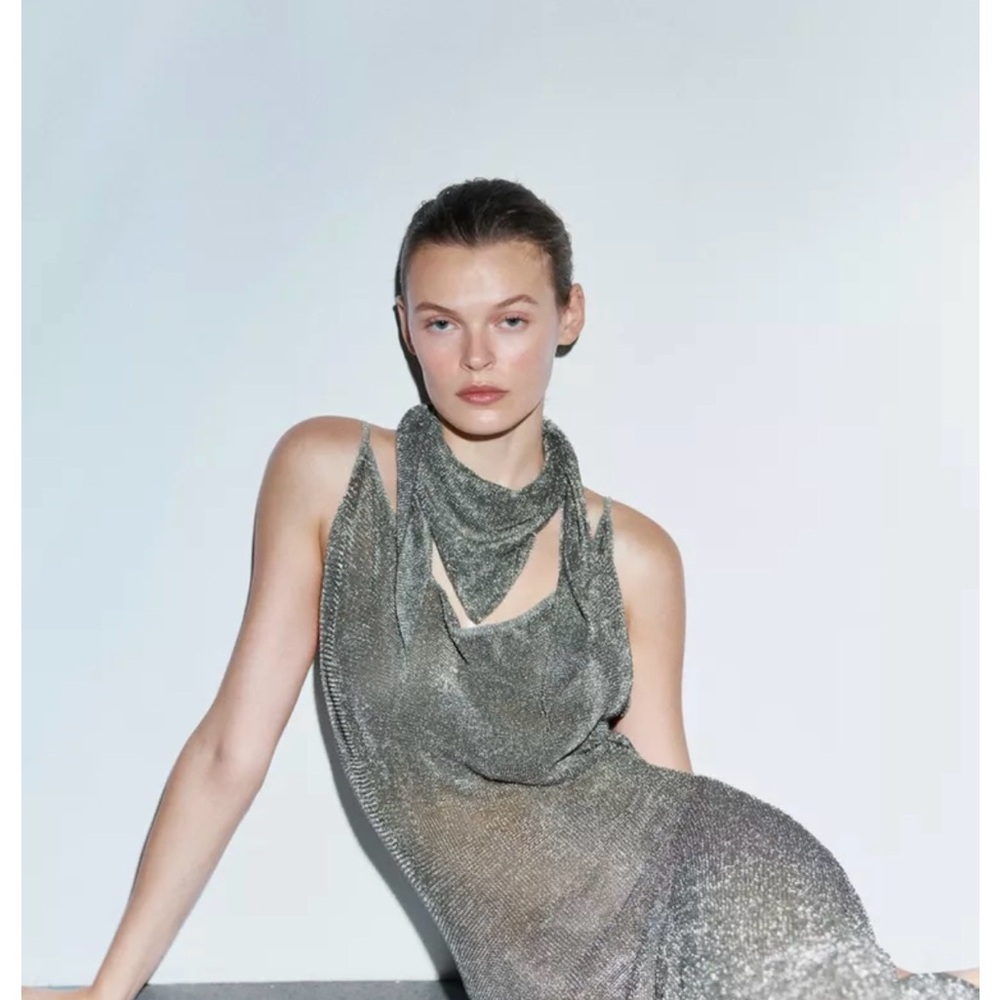 METALLIC THREAD TRIANGULAR SCARF